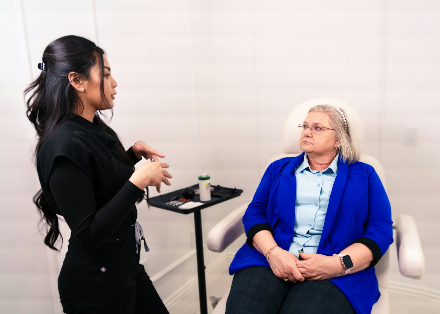 Médica conversando com paciente