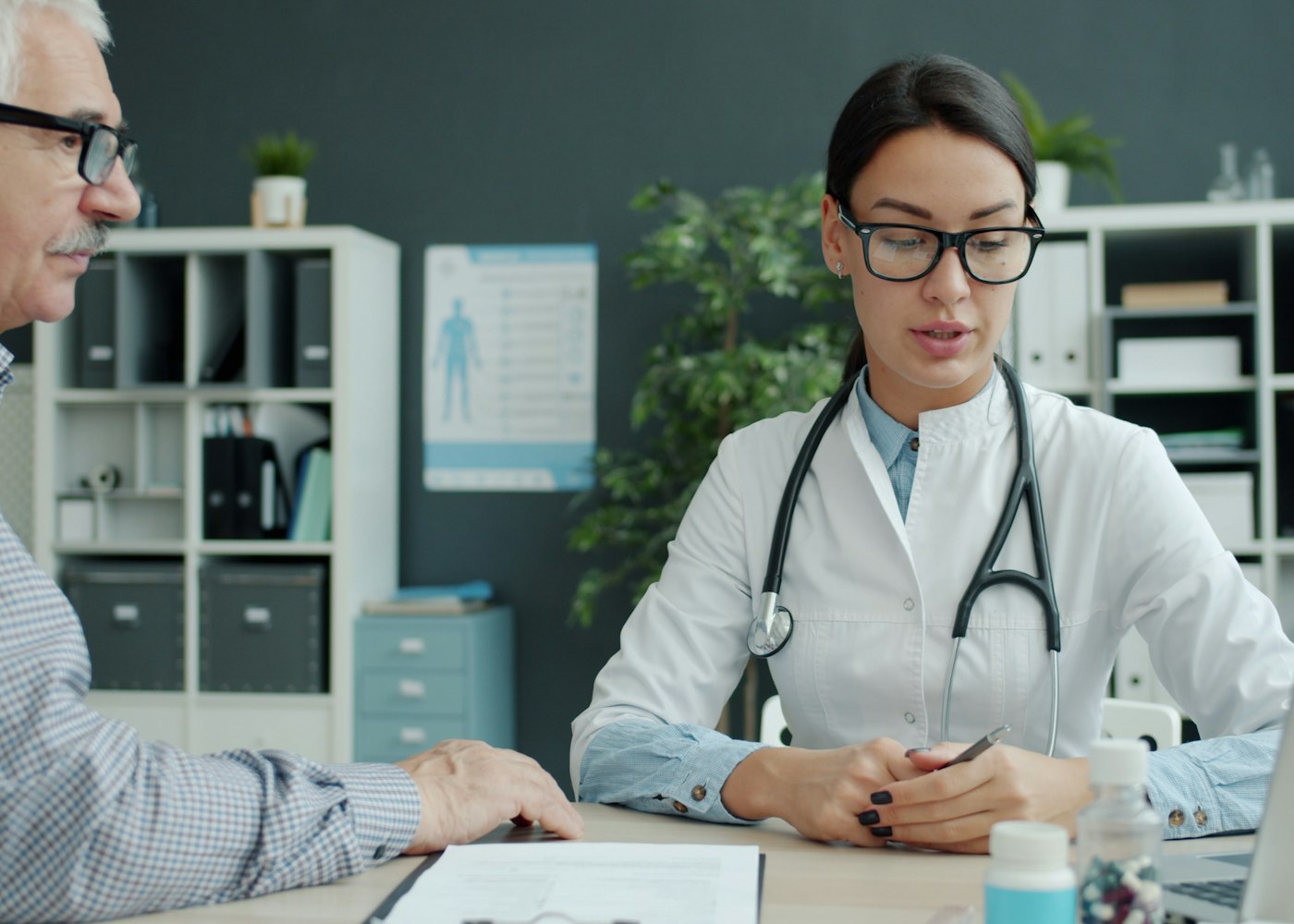 Médica no consultório