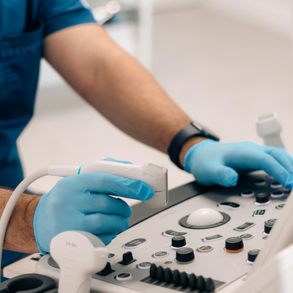 Mãos de médico operando ultrassom