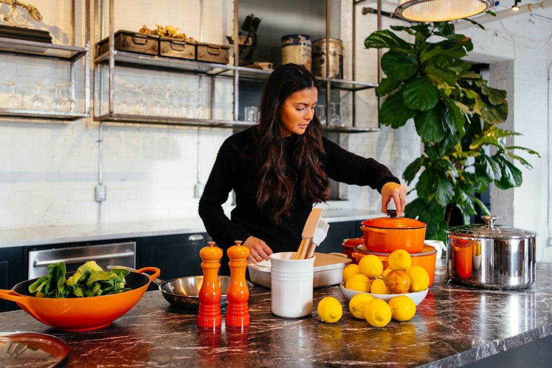 Mulher cozinhando em casa