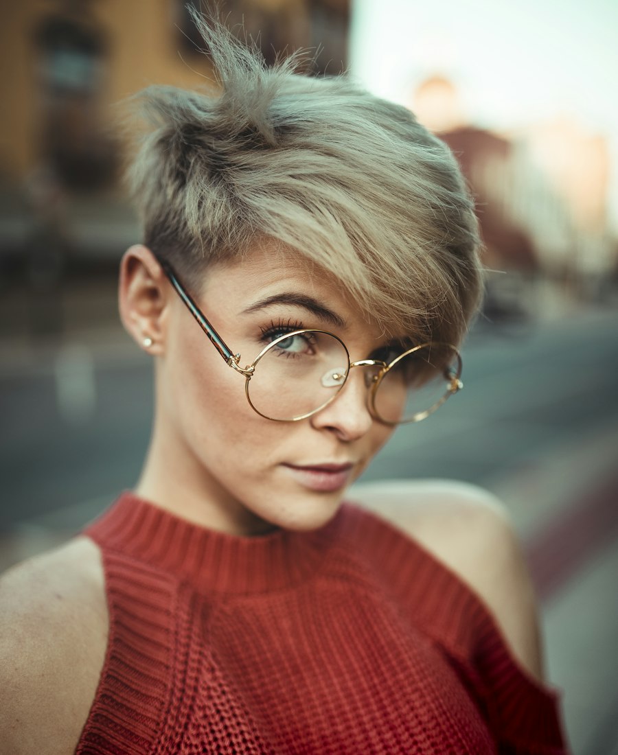 Mulher de cabelo curto com óculos