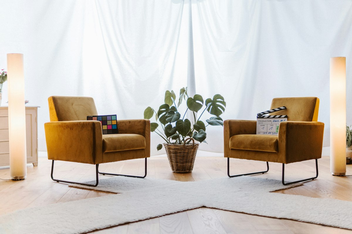 Sala com duas poltronas